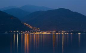 夜景湖面群山倒影天空